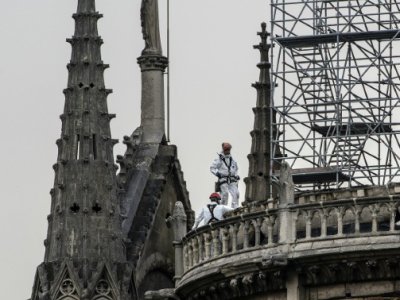 Des ouvriers sur le toit de Notre-Dame de Paris, le 23 avril 2019 - Christophe ARCHAMBAULT [AFP]