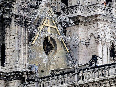 Des ouvriers installent des bâches de protection sur le toit de Notre-Dame de Paris, le 23 avril 2019 - Christophe ARCHAMBAULT [AFP]