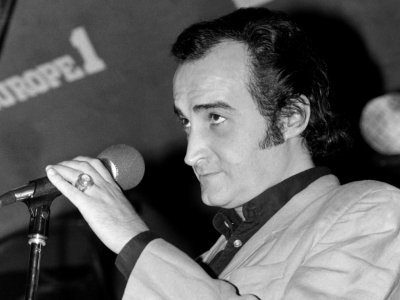 Dick Rivers, le 8 septembre 1983 dans les studios d'Europe 1 à Paris - MICHEL CLEMENT [AFP/Archives]