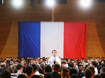 Le président Emmanuel Macron s'adresse à des jeunes lors d'une rencontre dans le cadre du "grand débat national", à Etang-sur-Arroux, le 7 février 2019 - Ludovic MARIN [AFP/Archives]