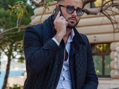 Nikola Lozina, vedette de télé-réalité pose avec une coque de téléphone Valentin Girot - Valentin Girot
