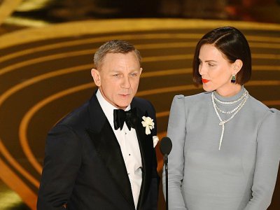 Daniel Craig, l'acteur britannique qui incarne James Bond, et Charlize Theron, lors de la cérémonie des Oscars le 24 février 2019 à Hollywood - VALERIE MACON [AFP]
