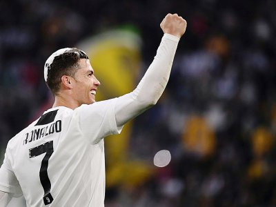 L'attaquant de la Juventus Cristiano Ronaldo, les cheveux recouverts de mousse à raser, célèbre le 8e sacre consécutif des Turinois, le 20 avril 2019 à Turin - Marco Bertorello [AFP/Archives]