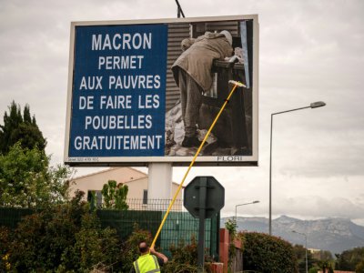 Un afficheur varois, pro "gilets jaunes" commente l'actualité en 4 par 3, à La-Seyne-sur-Mer, le 25 avril 2019 - Christophe SIMON [AFP]