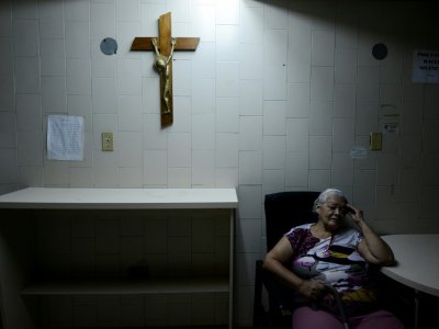 Une malade attend son tour à l'hopital de la Croix rouge à Caracas, le 17 avril 2019 - Matias Delacroix [AFP]