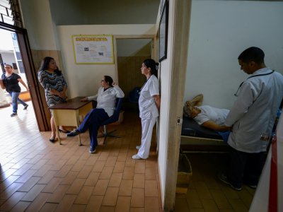 Infirmières et docteurs à l'hopital de la Croix rouge à Caracas, le 17 avril 2019 - Matias Delacroix [AFP]