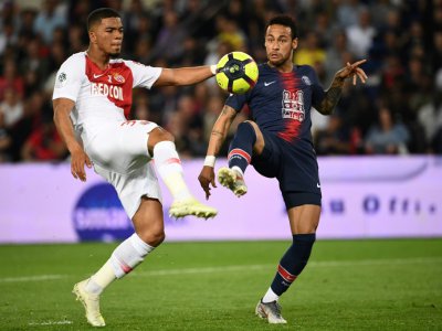 Le défenseur de Monaco Benjamin Henrichs (G) et Neymar (D) se disputent le ballon, pendant le match Paris Saint-Germain (PSG) Monaco, au Parc des Princes à Paris, le 21 avril 2019 - Anne-Christine POUJOULAT [AFP/Archives]