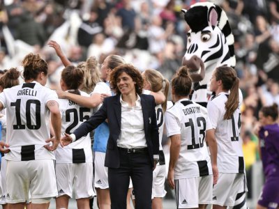 L'entraîneure de la Juventus Rita Guarino (c) congratule son équipe après la victoire face à la Fiorentina en Serie A, le 24 mars 2019 à Turin - Marco BERTORELLO [AFP/Archives]
