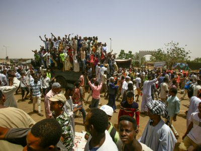Les Soudanais maintiennent leur sit-in devant le QG de l'armée à Khartoum, le 27 avril  2019 - ASHRAF SHAZLY [AFP]
