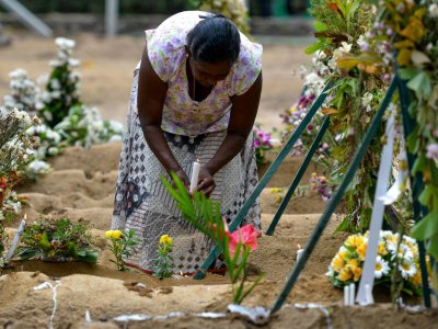Une femme devant la tombe d'une victime des attentats à l'église Saint-Sébastien à Negombo le 28 avril 2019 - ISHARA S. KODIKARA [AFP]
