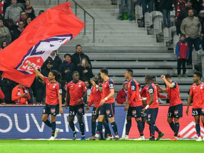 L'attaquant de Lille Loïc Rémy (g) ouvre le score lors de la victoire 5-0 sur Lille en 34e journée de L1 le 28 avril 2019 - PHILIPPE HUGUEN [AFP]