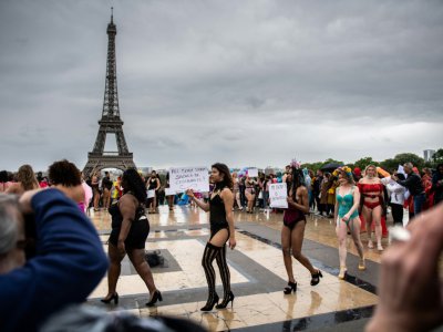 Défilé des mannequins rondes à Paris à Trocadéro, le 28 avril 2019 - Martin BUREAU [AFP]