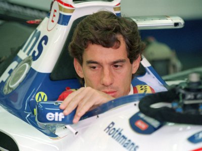 Le pilote brésilien Ayrton Senna avant le départ du GP de Saint-Marin sur le circuit d'Imola, le 1er mai 1994 - JEAN-LOUP GAUTREAU [AFP/Archives]