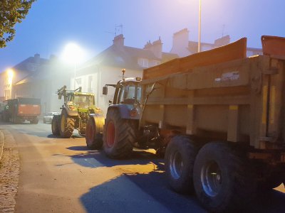 Le convoi de tracteurs agricoles arrive devant la préfecture de la Manche - Thierry Valoi