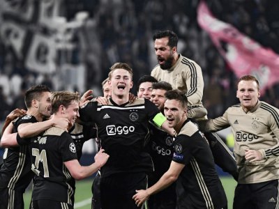 Le défenseur de l'Ajax Amsterdam Matthijs de Ligt (c) et ses coéquipiers se congratulent après leur victoire contre la Juventus en C1, le 16 avril 2019 à Turin - Marco Bertorello [AFP/Archives]