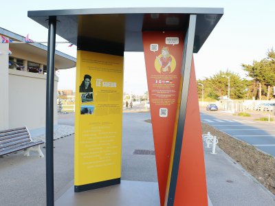 Un kiosque est présent dans chacune des 7 communes concernées par l'exposition "Dans leurs pas". - Léa Quinio
