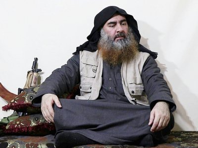 Un homme présenté comme le chef du groupe Etat islamique (EI) Abou Bakr Al-Baghdadi dans une image capturée d'une vidéo de propagande diffusée lundi par l'EI. Date et lieu du tournage inconnus - - [AL-FURQAN MEDIA/AFP]