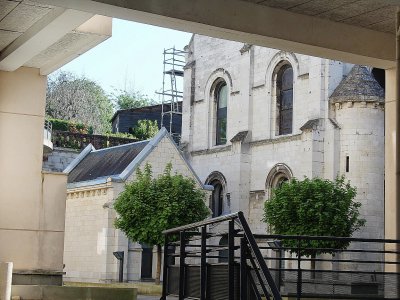 Bien cachée autour de bâtiments moderne, la chapelle des sœurs de la compassion de Moutault est préservée. - Elodie Laval