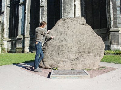 La pierre runique est un cadeau du Danemark pour fêter les 1000 ans de la Normandie. - Elodie Laval