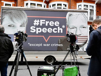 Une affiche placardée sur un camion en soutien au fondateur de WikiLeaks Julian Assange devant l'ambassade équatorienne où il est alors réfugié, à Londres le 5 avril 2019 - Daniel LEAL-OLIVAS [AFP/Archives]