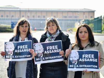 Les parlementaires allemandes de Die Linke Heike Hansel (C) et Sevim Dagdelen (D) avec la députée européenne espagnole Ana Miranda Paz (G) réclament la libération de Julian Assange devant la prison de Belmarsh à Londres, le 15 avril 2019 - Daniel LEAL-OLIVAS [AFP/Archives]