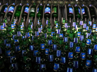 Une machine prépare les bouteilles de verre consignées à être lavées pour être ensuite réutilisées, dans la brasserie Meteor, à Hochfelden, le 30 avril 2019 - PATRICK HERTZOG [AFP]