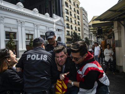 Des policiers arrêtent des manifestants qui voulaient défiler place Taksim, le 1er mai 2019 à Istanbul, en Turquie - [AFP]