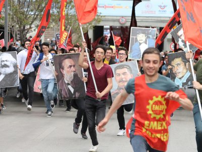Des étudiants, des travailleurs et des syndicalistes, tenant des portaits de leaders marxistes, défilent à Ankara, le 1er mai 2019 en Turquie - Adem ALTAN [AFP]