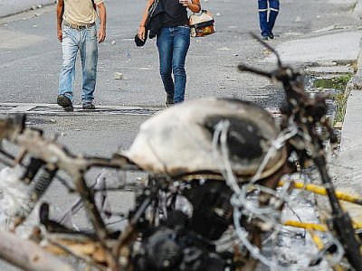 Des véhicules calcinés à Caracas le 1er mai 2019 au lendemain au lendemain de l'échec du soulèvement d'un groupe de militaires pro-opposition - Matias Delacroix [AFP]