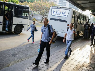 Des habitants de Caracas prennent le bus au lendemain de heurts entre manifestants de l'opposition et forces de l'ordre loyalistes au président vénézuélien Nicolas Maduro, le 1er mai 2019 - CRISTIAN HERNANDEZ [AFP]