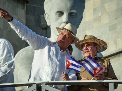 Le président cubain Miguel Diaz-Canel (g) et et son prédécesseur Raúl Castro assistent au défilé du 1er mai 2019 place de la R2volution, à La Havane - ADALBERTO ROQUE [AFP]