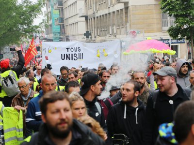 Le défilé dans les rues de Rouen a réuni entre 1500 et 2500 personnes selon les sources. - Amaury Tremblay