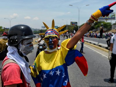 Des manifestants antigouvernementaux défilent à Caracas à l'occasion du 1er Mai 2019. - Matias Delacroix [AFP]