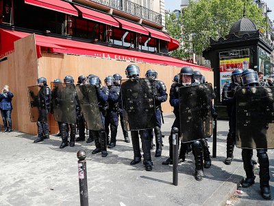 Des policiers en position devant le restaurant La Rotonde, le 1er mai 2019 dans le quartier de Montparnasse à Paris - Zakaria ABDELKAFI [AFP]