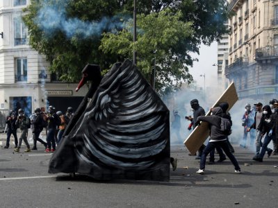 Les "black blocs", utilisent pour se protéger deux grands cygnes en carton-pâte, l'un noir, l'un blanc, montés sur des caddies de supermarché lors de la manifestation du 1er mai - Zakaria ABDELKAFI [AFP]