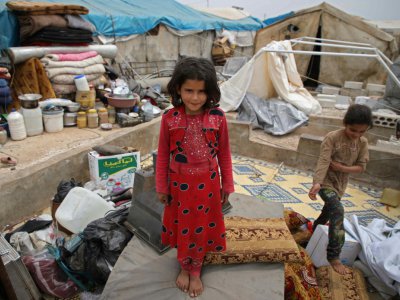 Une fillette syrienne se tient sur un matelas dans un camp pour personnes déplacées, dans le village d'Atmé (nord-ouest de la Syrie), le 1er mai 2019 - Aaref WATAD [AFP]