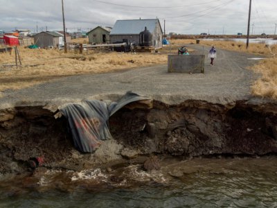 L'érosion du permafrost, précipitée par le réchauffement climatique, engloutit inexorablement le petit village esquimau Yupik de Quinhagak, le 12 avril 2019 en Alaska - Mark RALSTON [AFP]