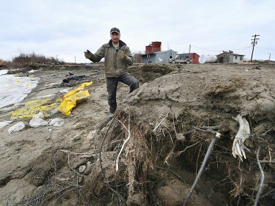 Harold Ilmar, employé à plein temps pour tenter de stopper l'érosion qui dévore les terres et les bâtiments du petit village de Napakiak, le 12 avril 2019 en Alaska - Mark RALSTON [AFP]