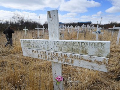 Une fosse commune du cimetière de Napakiak, déjà déplacé à deux reprises en raison de l'érosion du permafrost, le 12 avril 2019 en Alaska - Mark RALSTON [AFP]