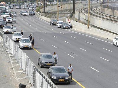 Les automobilistes sont descendus de leur voiture sur une autoroute de la ville israélienne de Tel-Aviv pour observer deux minutes de silence le 2 mai 2019 marquant la journée de la Shoah en mémoire des six millions de victimes juives du nazisme dura - JACK GUEZ [AFP]
