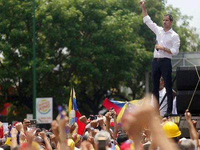L'opposant Juan Guaido saluant ses partisans à Caracas le 2 mai 2019 - Cristian HERNANDEZ [AFP]