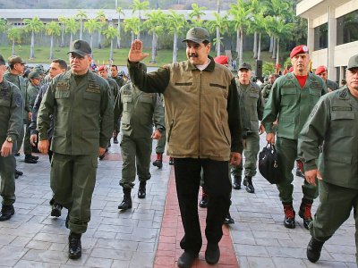 Photo publiée par le palais présidentiel montrant le président vénézuelien Nicolas Maduro saluant des militaires réunis à Fort Tiuna, principale caserne du pays, le 2 mai 2019 - HO [Presidency/JHONN ZERPA/AFP]