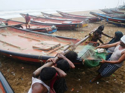Des pêcheurs montent leurs bateaux sur la plage pour les mettre à l'abri avant le passage du cyclone Fani, le 2 mai 2019 à Puri, dans l'Etat d'Odisha, en Inde - Dibyangshu SARKAR [AFP]