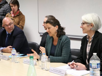 Agnès Buzyn a participé à un temps d'échange avec les professionnels de santé et les élus de la Haye du Puits aux côtés de la directrice de l'ARS. - Thibault Deslandes