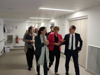 Agnès Buzyn lors de sa visite à l'hôpital de Carentan, ici aux côtés du directeur du GHT centre Manche, Thierry Lugbull. - Thibault Deslandes