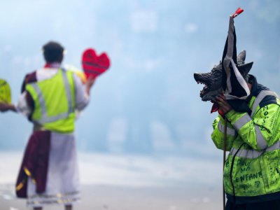 "Gilets jaunes" dans la fumée des gaz lacrymogènes, à Paris, le 1er mai 2019 - KENZO TRIBOUILLARD [AFP/Archives]