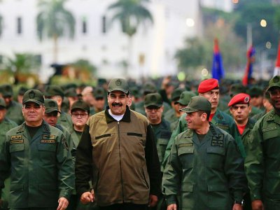 Le président vénézuélien Nicolas Maduro (au centre) entouré du haut commandement militaire lors d'une cérémonie à Caracas, le 2 mai 2019 - HO [Presidency/JHONN ZERPA/AFP]