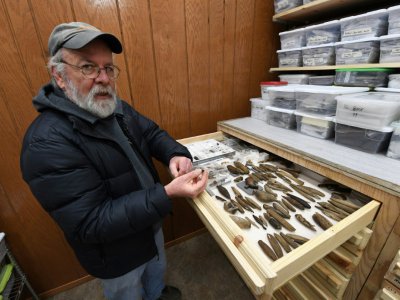L'archéologue Rick Knecht devant une partie des objets exhumés près de Quinhagak, le 12 avril 2019 en Alaska - Mark RALSTON [AFP/Archives]