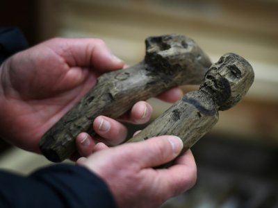 Des statuettes anciennes, le 12 avril 2019, de la culture esquimau yupik trouvées près de Quinhagak, en Alaska - Mark RALSTON [AFP/Archives]