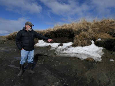 L'archéologue Rick Knecht, qui mène des fouilles depuis dix ans près de Quinhagak, en Alaska, montre le 12 avril 2019 l'endroit où des artefacts anciens ont été découverts - Mark RALSTON [AFP/Archives]